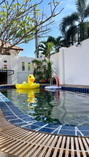 Urban swimming pool thai villa